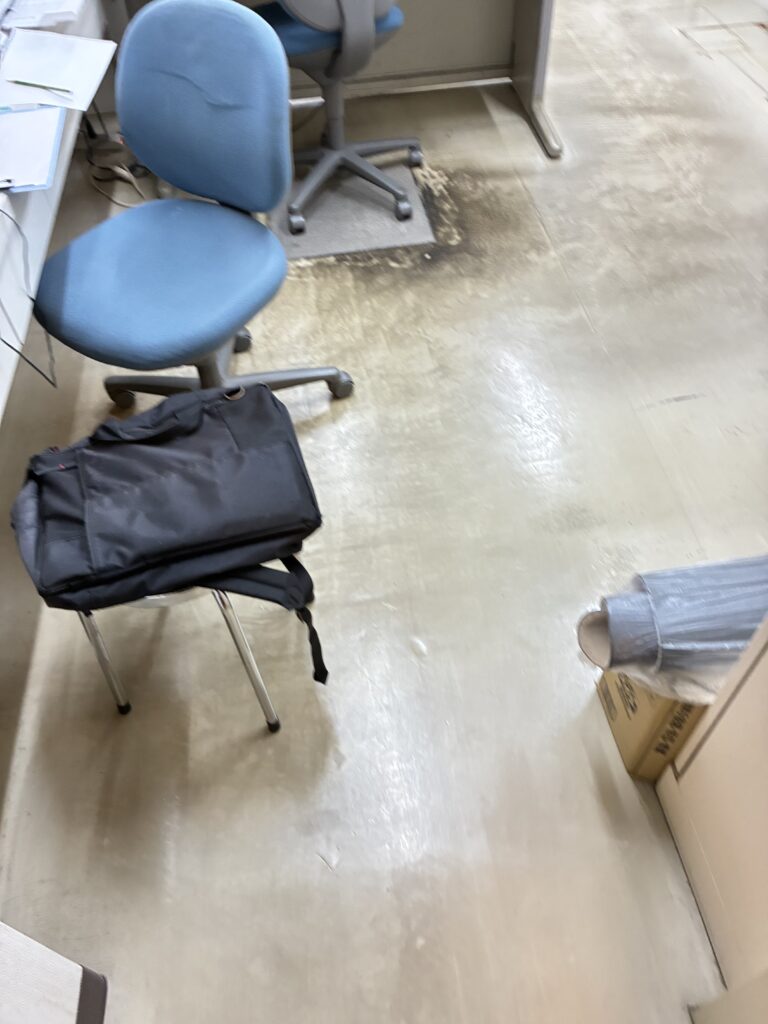 古いワックスが蓄積した剥離前の床