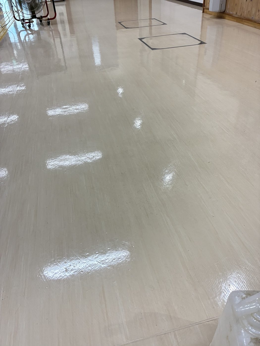 東警察署のワックス塗布後の床面仕上がり