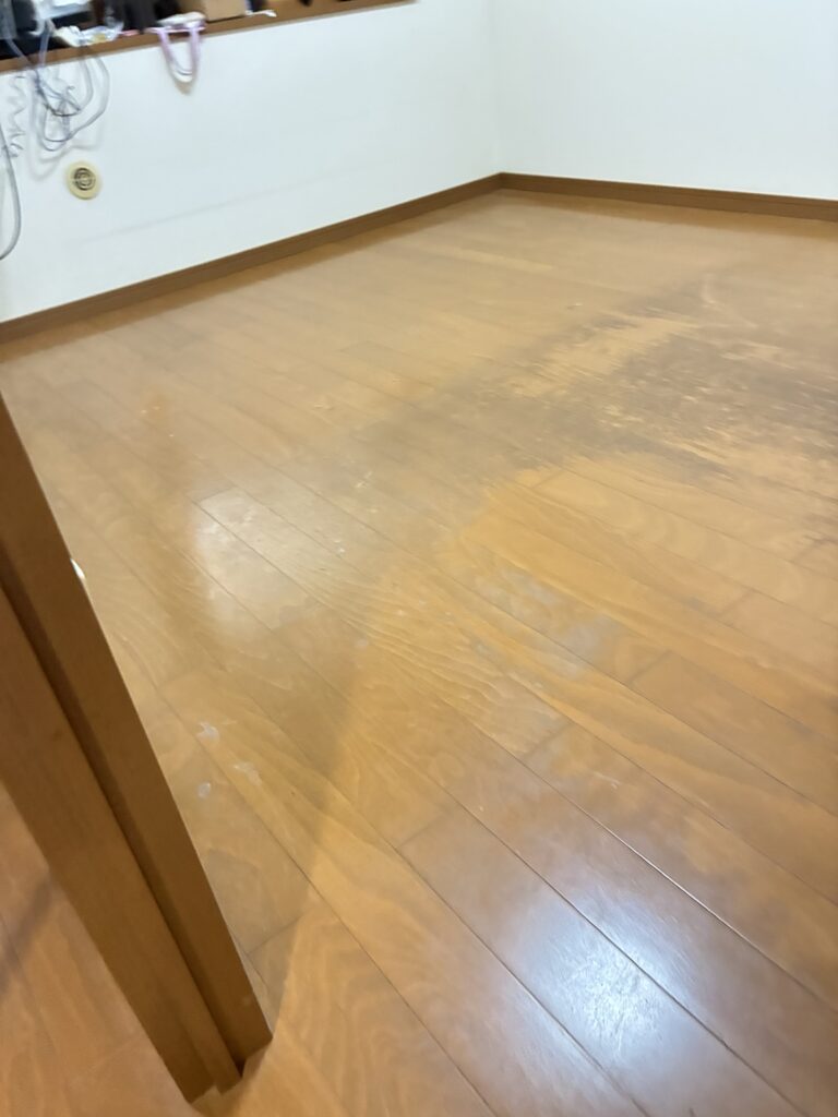 黒ずみや色むらが見える木目調の床