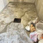 第3集積所の清掃後の床面。白色の変色や色むらが一部残る