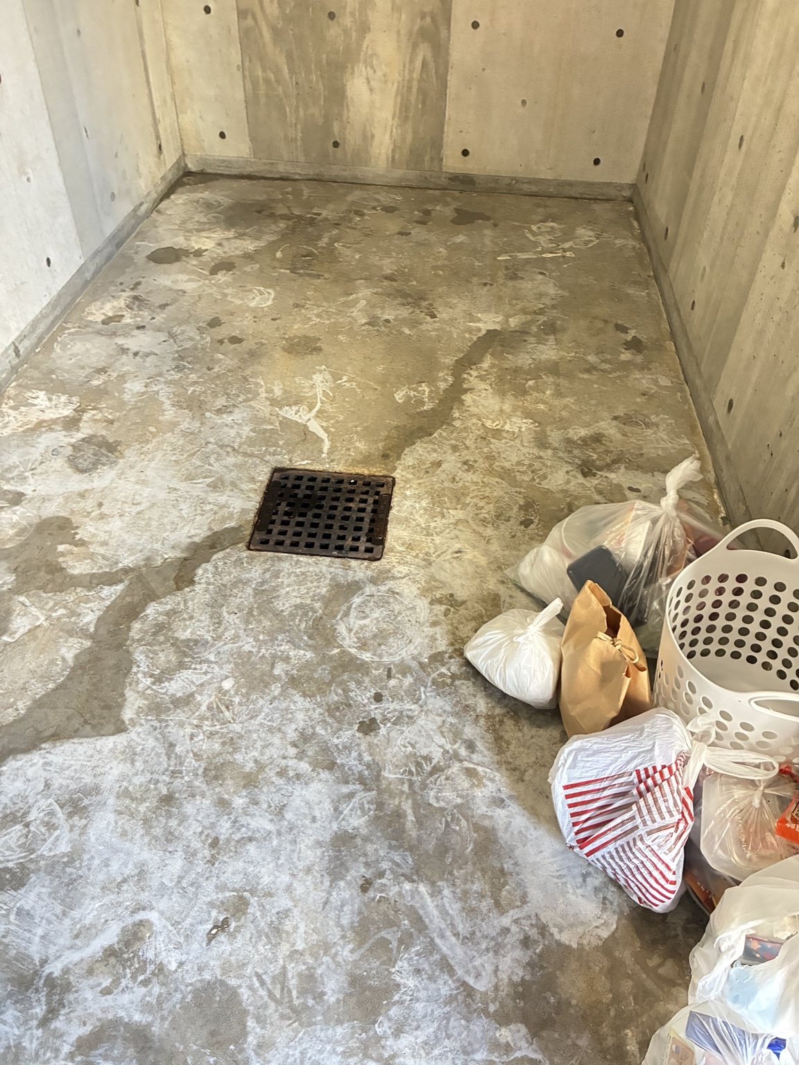 第3集積所の清掃後。排水口周辺の床面に白色の変色や色むらが一部残る